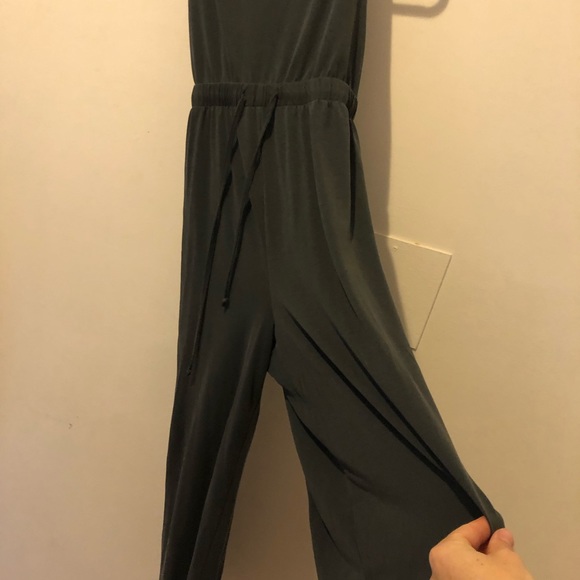 American eagle dark grey jumper. Ties @ back w/elastic waist adjustable straps - Picture 8 of 9